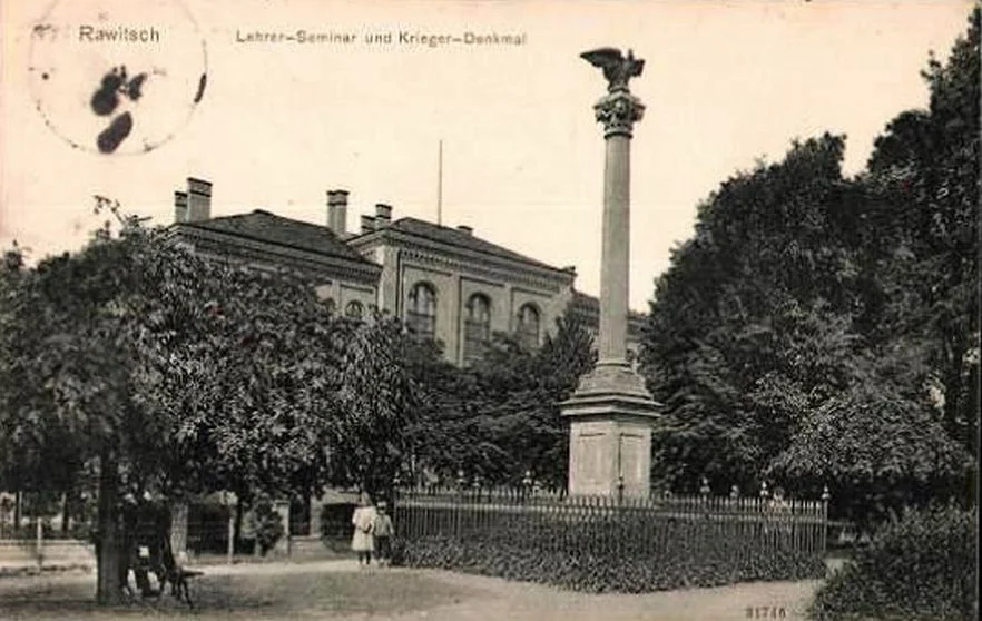 Pomnik i dawne seminarium nauczycielskie (dziś budynek LO) 1905