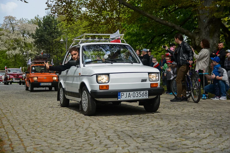 Wystawa zabytkowych pojazdów w Jarocinie z okazji Święta Flagi