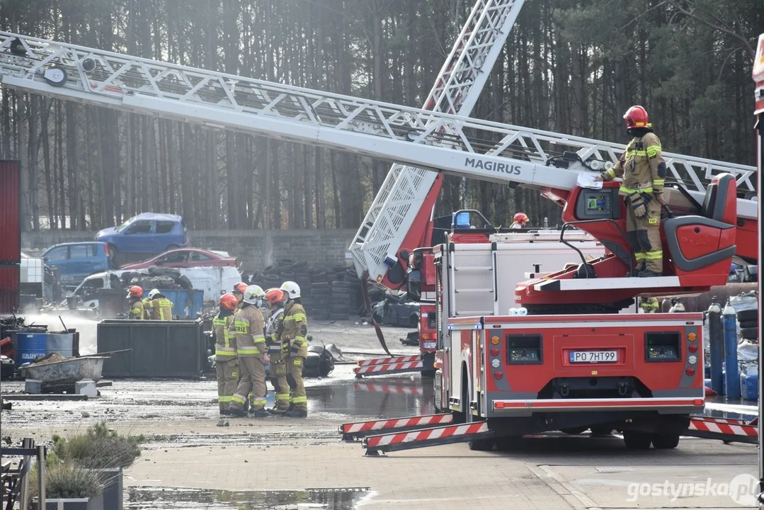 Pożar na stacji demontażu pojazdów w Śmiłowie