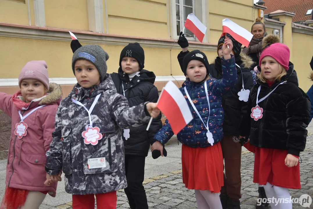 Przemarsz z flagami przedszkolaków z Przedszkola Samorządowego "Pod Świerkami" w Krobi