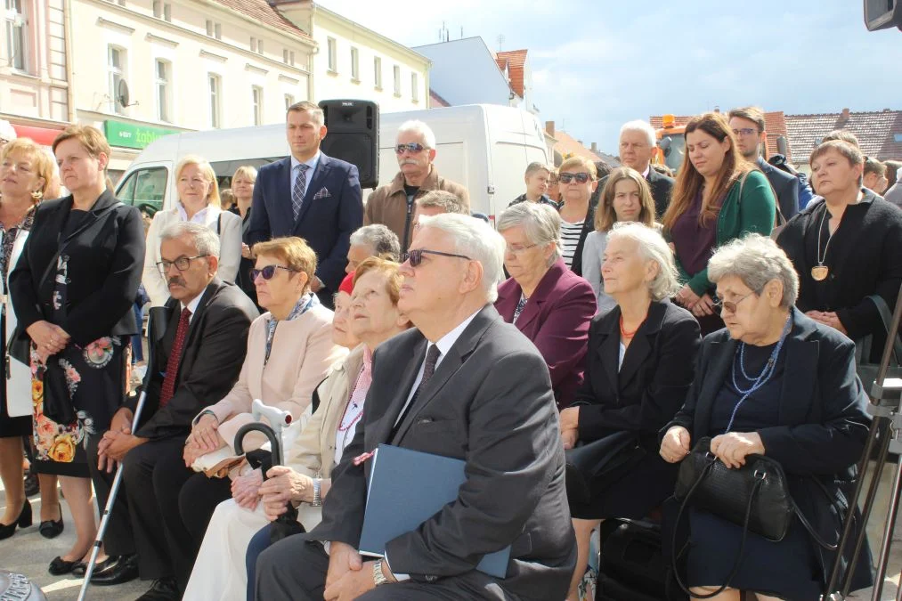 Jarocin. Odsłonięcie tablicy poświęconej kolporterom gazety konspiracyjnej "Dla Ciebie, Polsko" i koncert patriotyczny w JOK-u