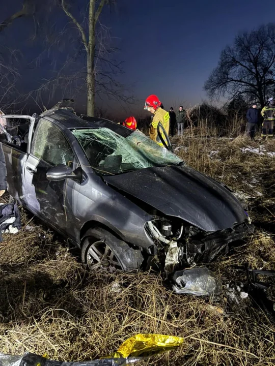 Wypadek w powiecie pleszewskim. Samochód wypadł z drogi krajowej nr 12. Jedna osoba została przetransportowana do szpitala - Zdjęcie główne