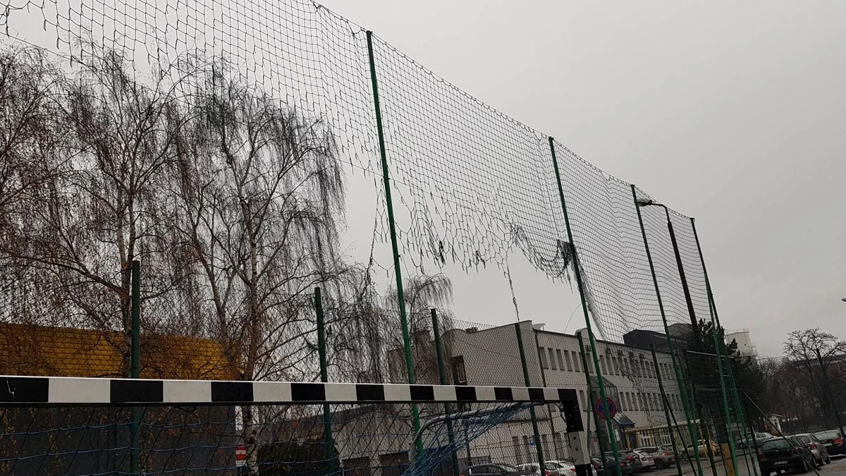 Zniszczone ogrodzenie boiska wielofunkcyjnego w Gostyniu