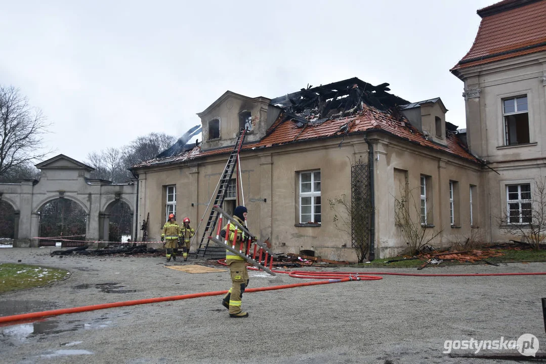 Pożar pałacu w Pępowie. Straż pożarna porządkuje pogorzelisko