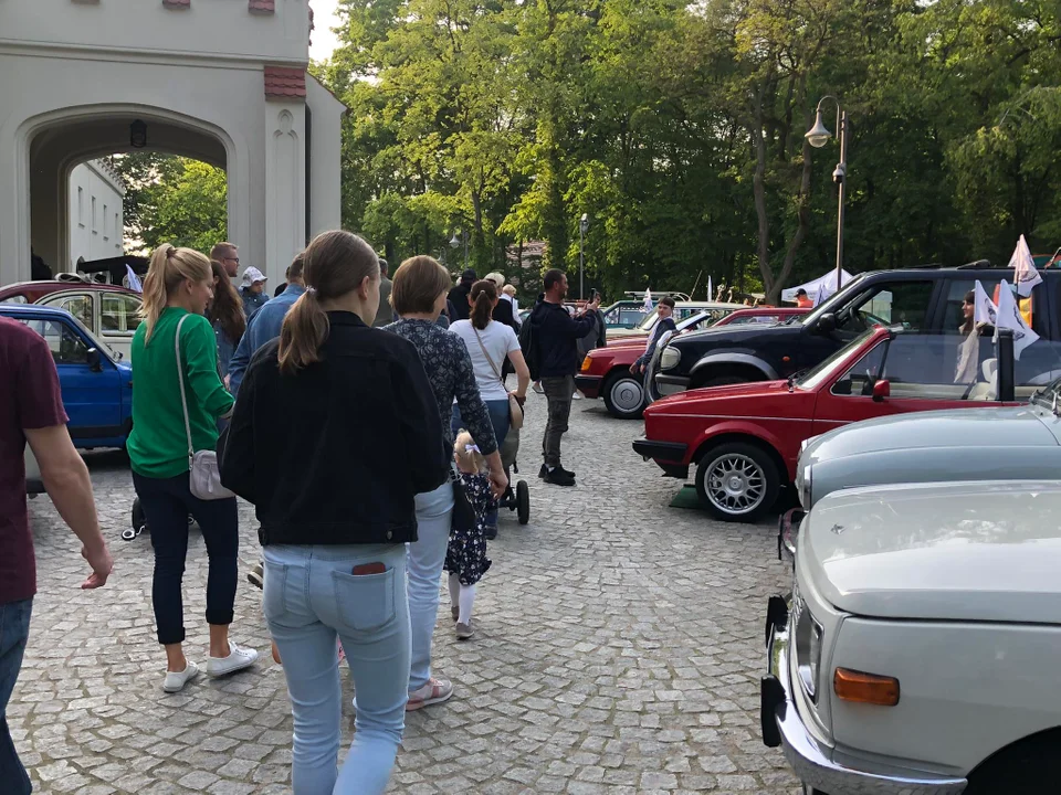 Wystawa zabytkowych pojazdów przed Pałacem Radolińskich