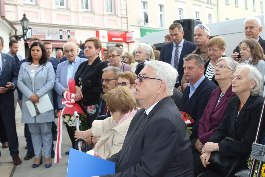 Jarocin. Odsłonięcie tablicy poświęconej kolporterom gazety konspiracyjnej "Dla Ciebie, Polsko" i koncert patriotyczny w JOK-u