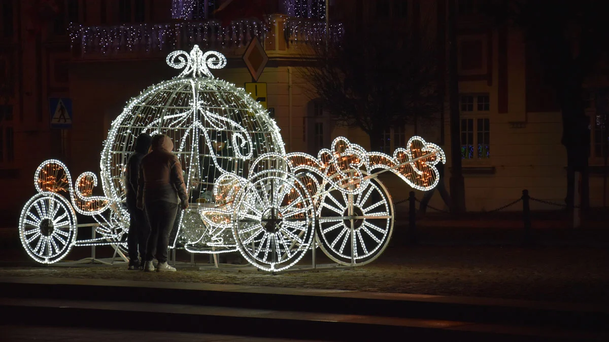 Magia świąt w miejskich ozdobach, iluminacjach, światłach