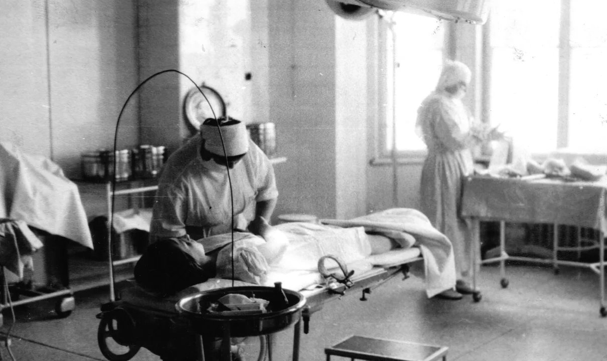 Sala operacyjna w starym szpitalu. Przygotowanie do zabiegu. 1968 rk