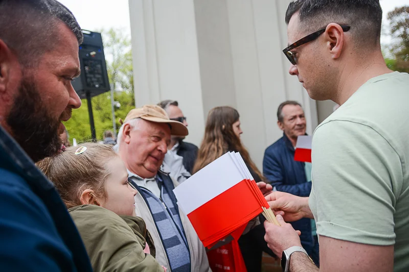 Wystawa zabytkowych pojazdów w Jarocinie z okazji Święta Flagi