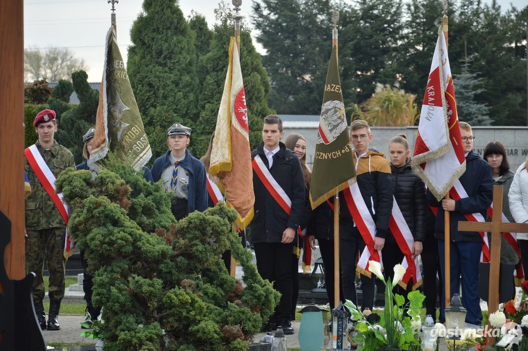 Przemarsz i uroczystości na cmentarzu w dniu 11 listopada w Krobi