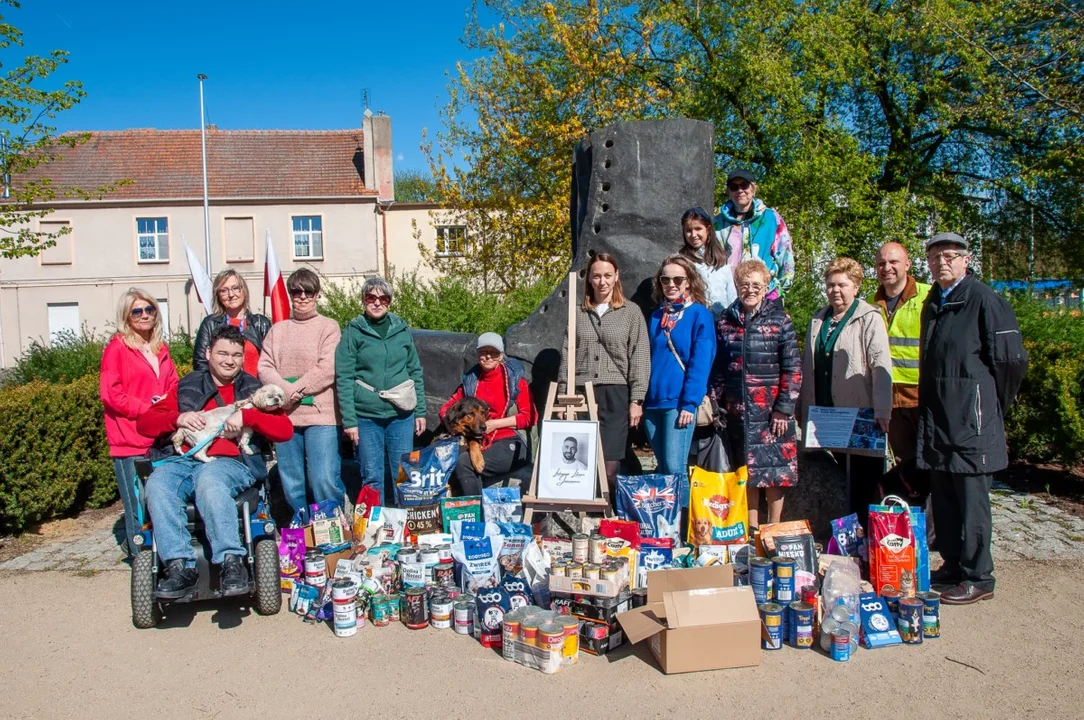 Jarocin uczcił tragicznie zmarłego posła Łukasza Litewkę. Akcja zbiórki karmny dla zwierząt pod Glenem [ZDJĘCIA]