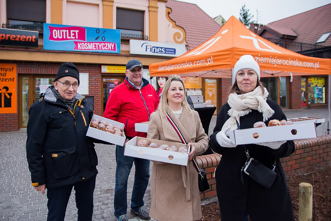 Przedwyborczy tłusty czwartek w Jarocinie. Kandydat PO KO na burmistrza i kandydaci Ziemi Jarocińskiej rozdawali pączki