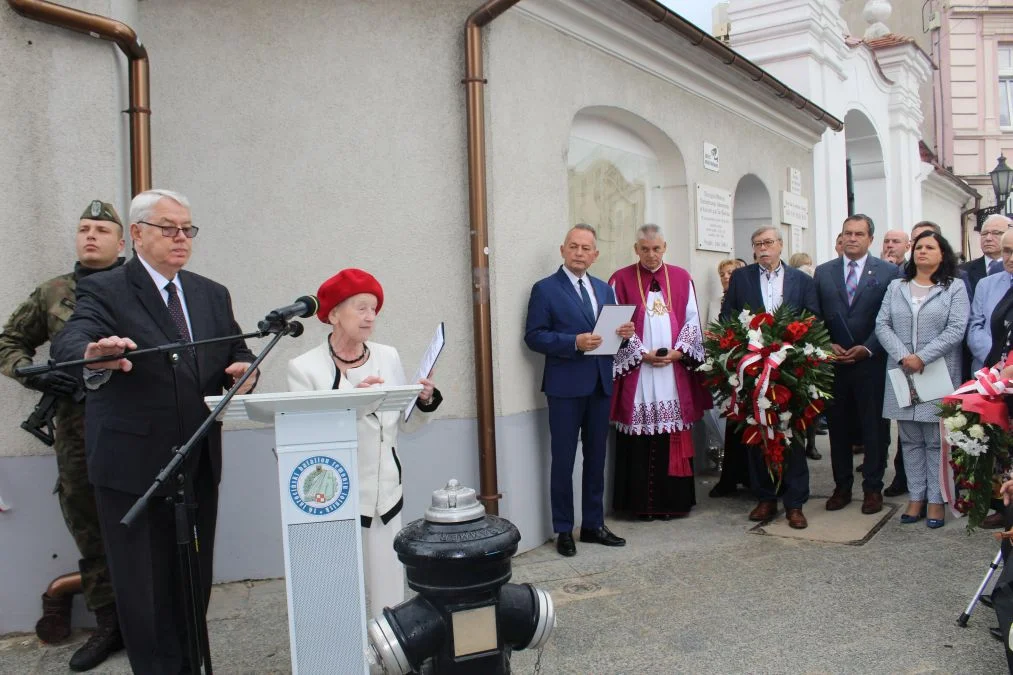 Jarocin. Odsłonięcie tablicy poświęconej kolporterom gazety konspiracyjnej "Dla Ciebie, Polsko" i koncert patriotyczny w JOK-u