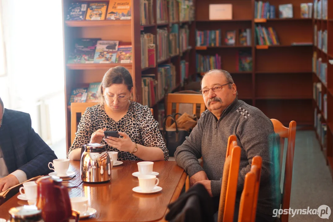 Miłośnicy starych fotografii w pogorzelskiej bibliotece