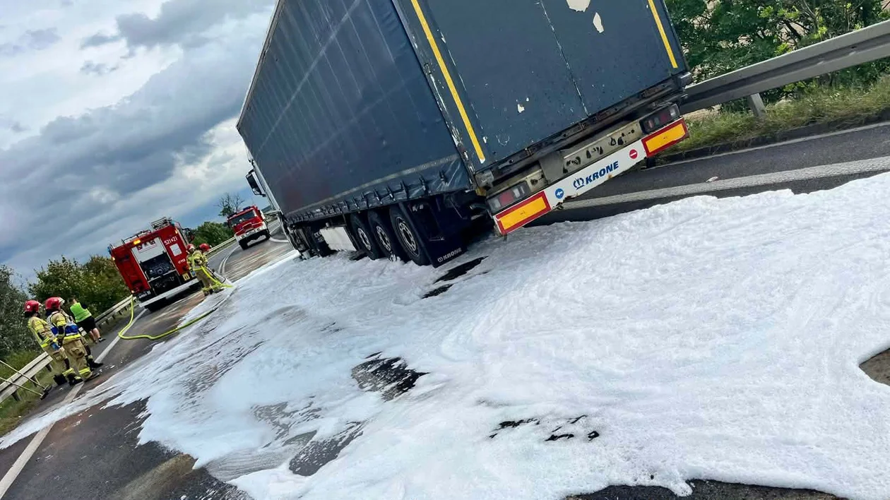 500 litrów paliwa wyciekło po zderzeniu ciężarówki z osobówką na DK1