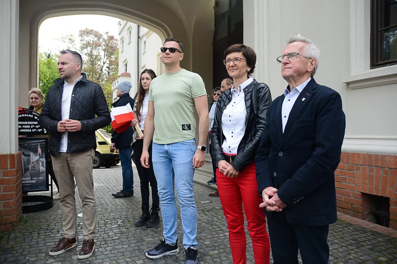 Wystawa zabytkowych pojazdów w Jarocinie z okazji Święta Flagi