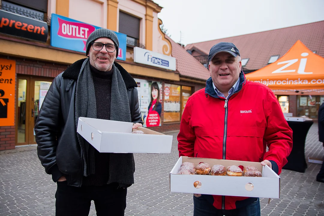 Przedwyborczy tłusty czwartek w Jarocinie. Kandydat PO KO na burmistrza i kandydaci Ziemi Jarocińskiej rozdawali pączki