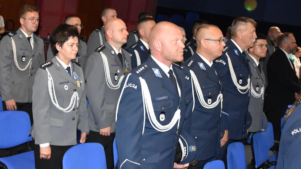 Dzień Policji w Gostyniu. Awanse, medale i wyróżnienia. Nie zapomniano o osobach cywilnych - Zdjęcie główne