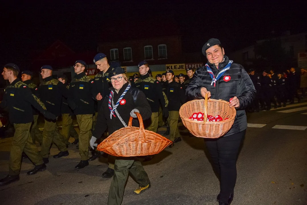 Obchody Święta Niepodległości w Jarocinie. Capstrzyk w parku mjr. Zbigniewa hr. Ostroroga-Gorzeńskiego