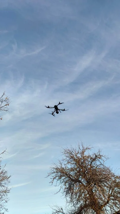 Akcja jarocińskiej policji z … powietrza. Policyjny dron ujawnił kilkanaście wykroczeń