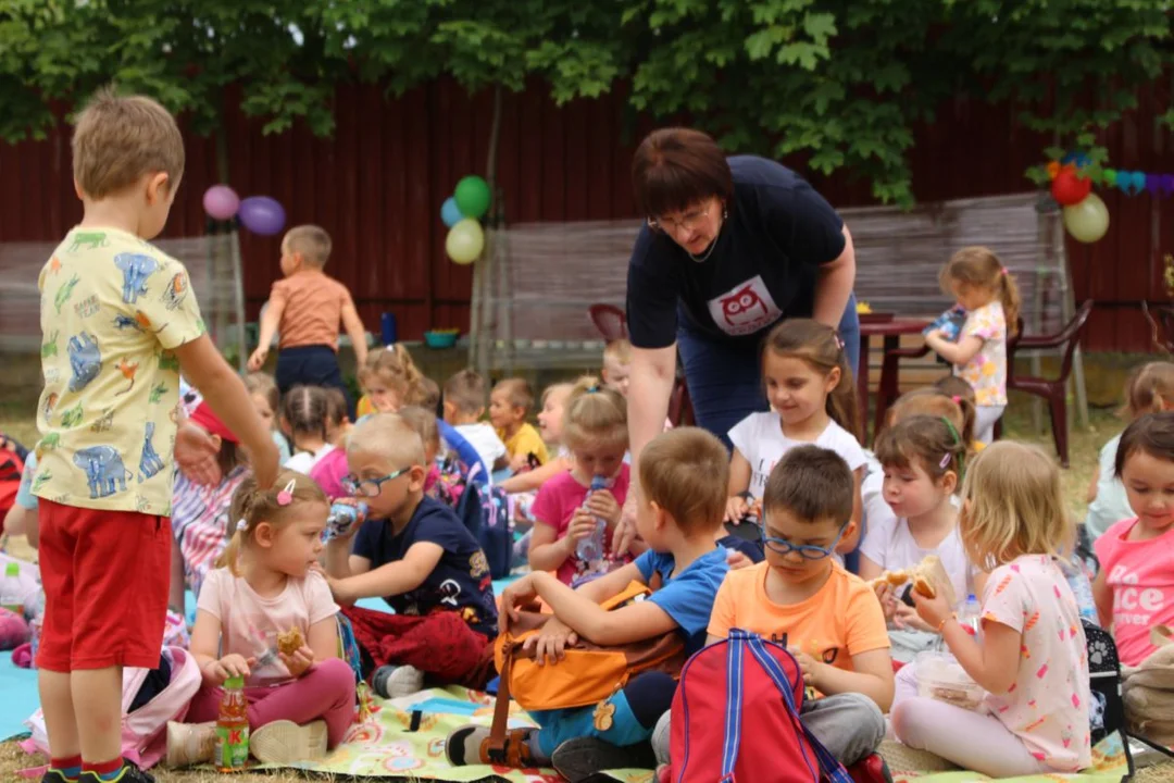 Przedszkolaki integrowały się z seniorami. Festyn na ulicy Zacisznej w Jarocinie