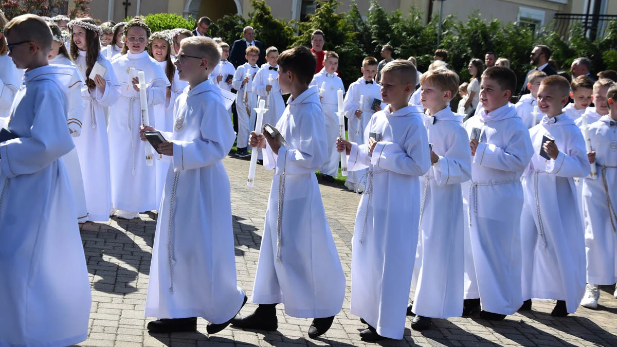 Sakrament I Komunii Świętej w parafii w Pogorzeli