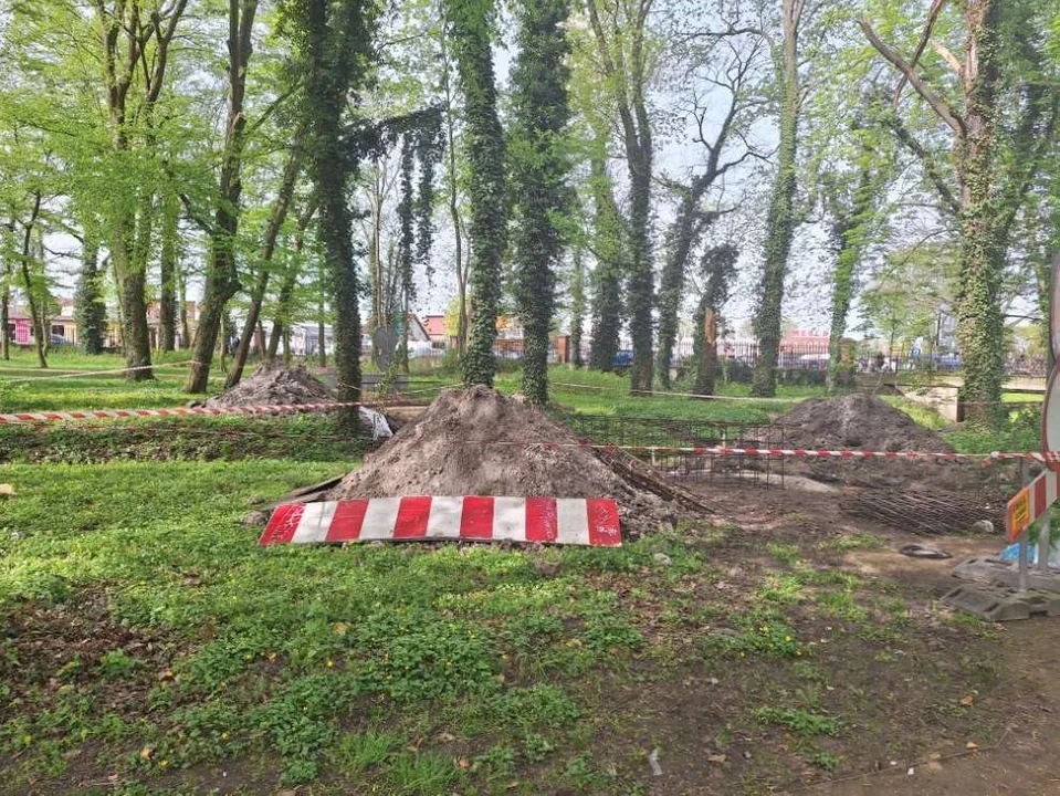 Trwa budowa kładek w parku Radolińskich w Jarocinie