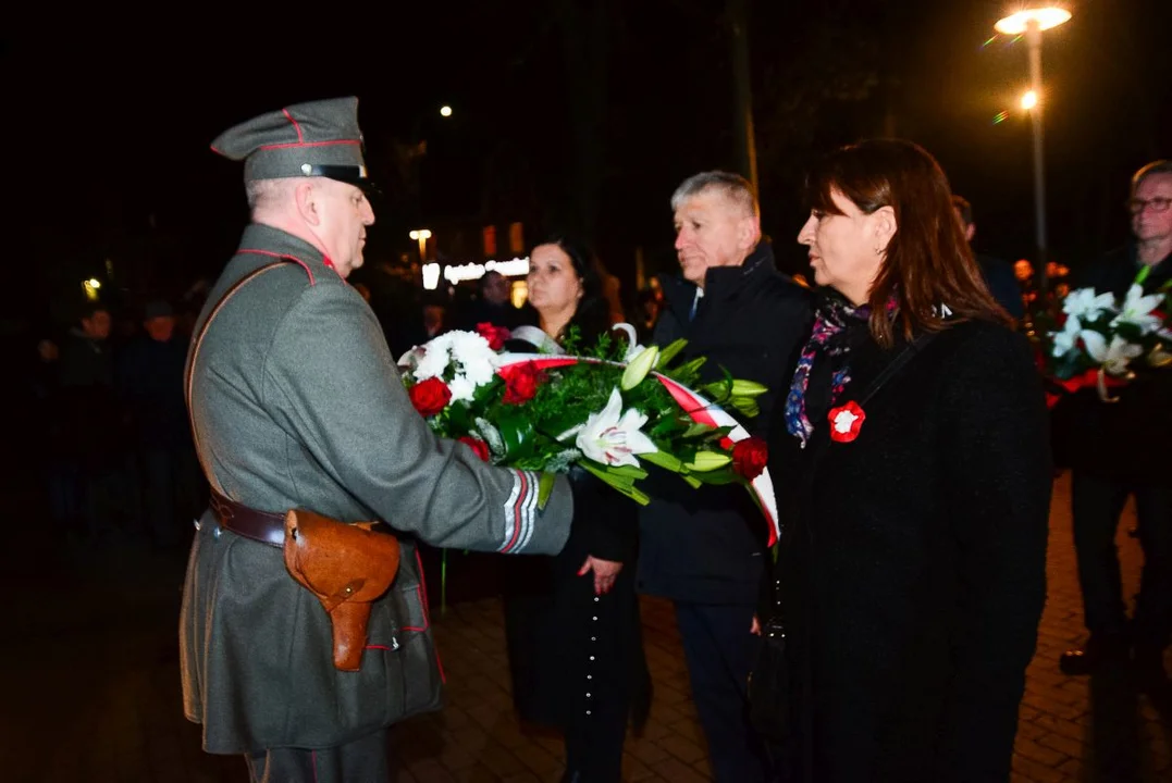 Obchody Święta Niepodległości w Jarocinie. Capstrzyk w parku mjr. Zbigniewa hr. Ostroroga-Gorzeńskiego