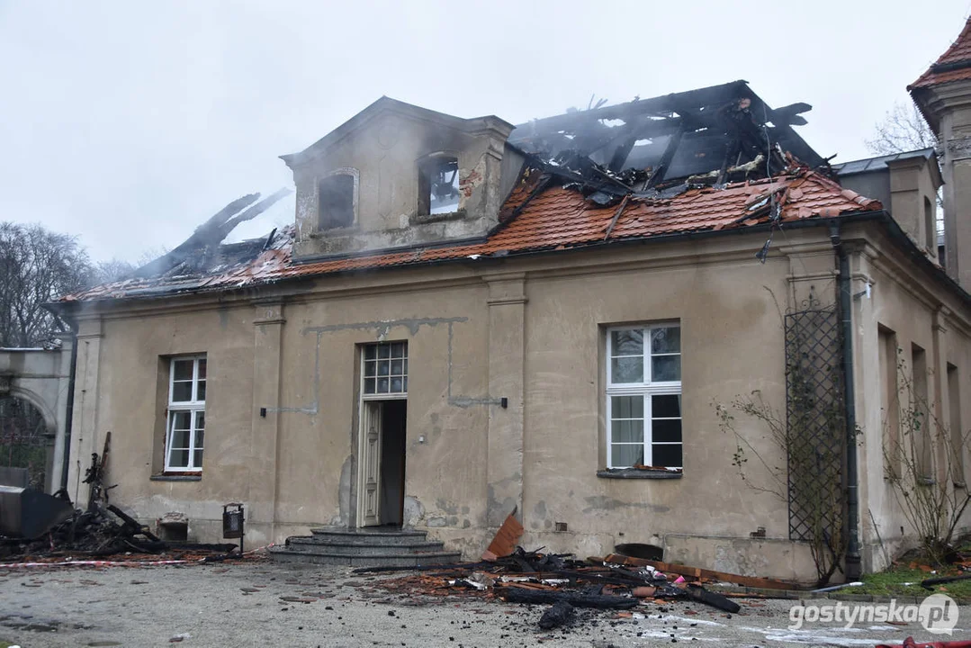 Pożar pałacu w Pępowie. Straż pożarna porządkuje pogorzelisko