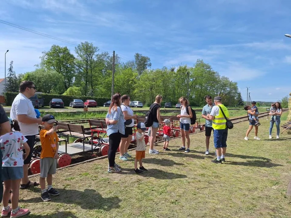 Weseli Ogrodnicy na drezynach. Piknik dla Fundacji Ogród Marzeń na stacji Brzostów Wlkp.