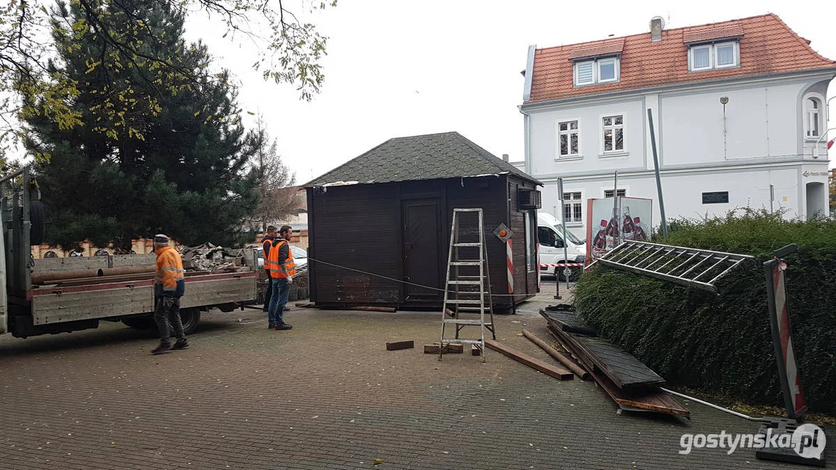 Zlikwidowano kiosk Ruchu przy poczcie w Gostyniu. Podobno ostatni w tym mieście