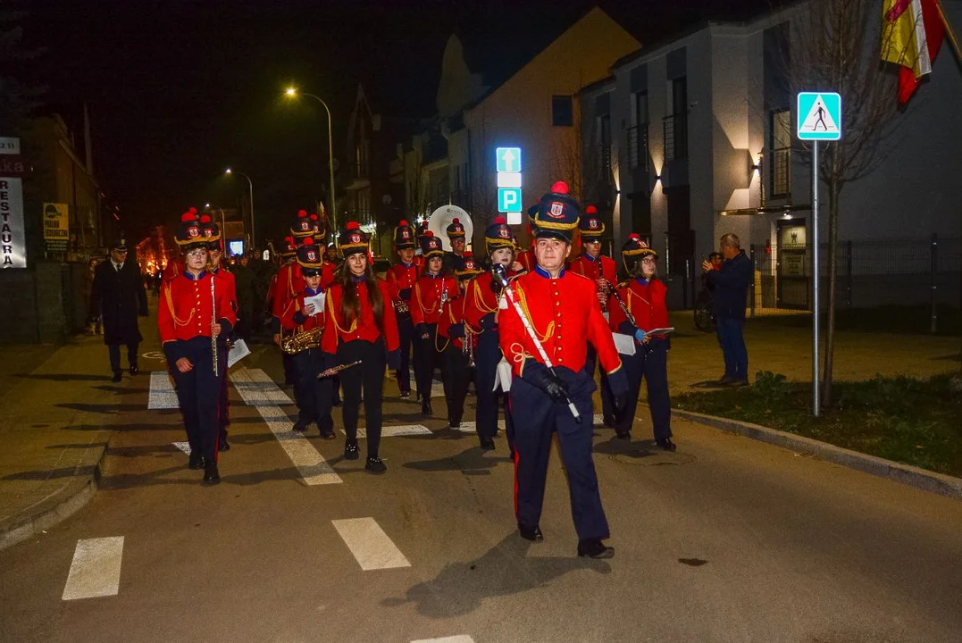 Obchody Święta Niepodległości w Jarocinie. Capstrzyk w parku mjr. Zbigniewa hr. Ostroroga-Gorzeńskiego