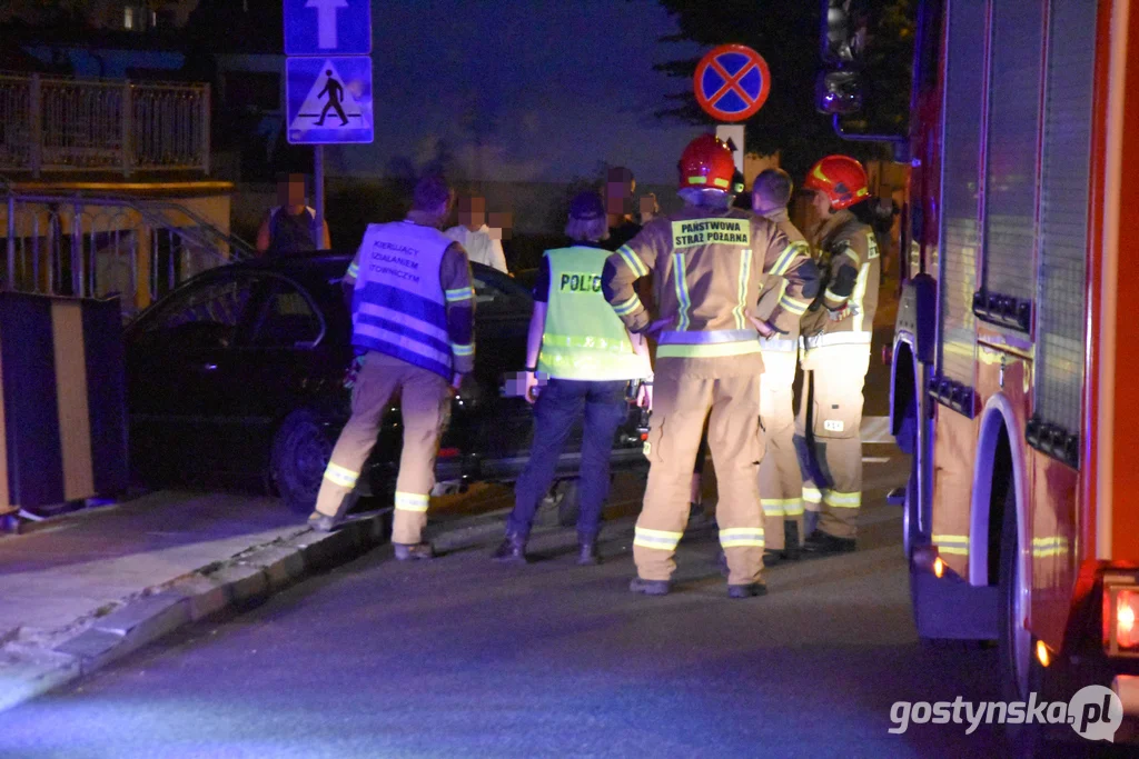 BMW przebiło barierkę mostu i zawisło na przęśle