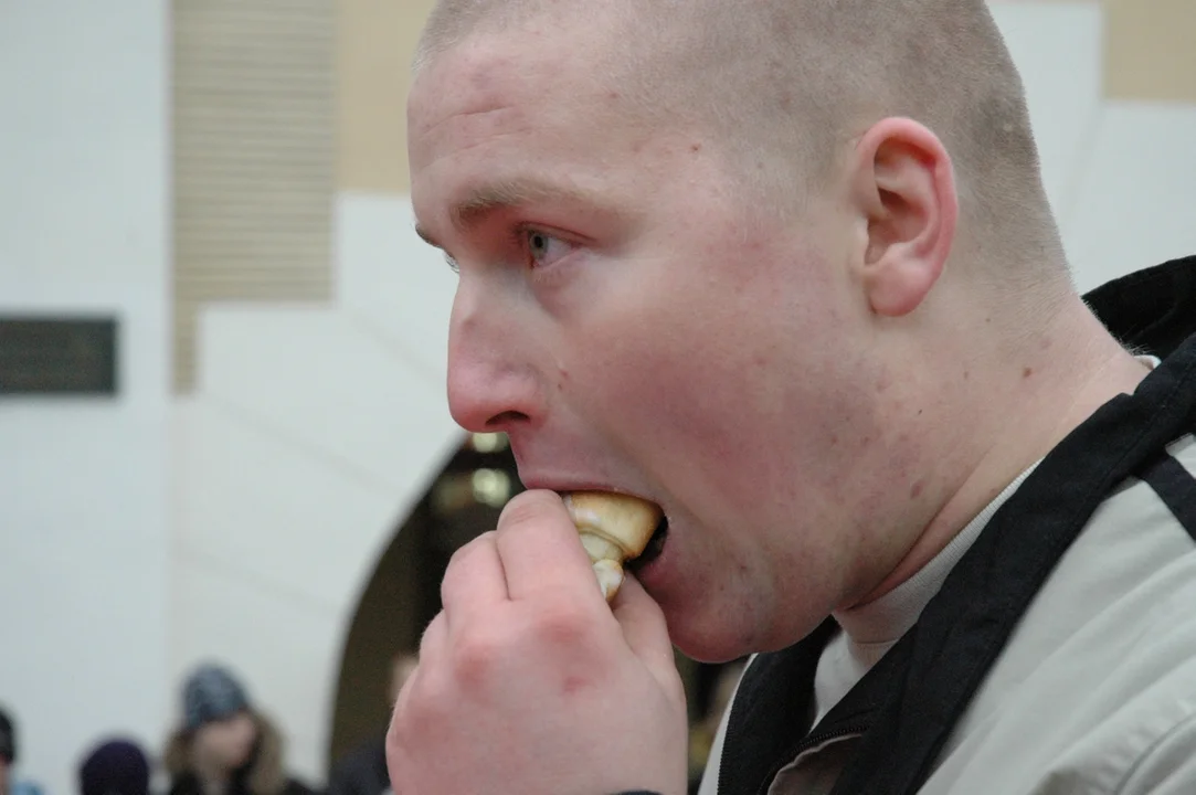 Historyczne Mistrzostwa Polski w Jedzeniu Rogali na czas w Jarocinie. Impreza wraca po latach