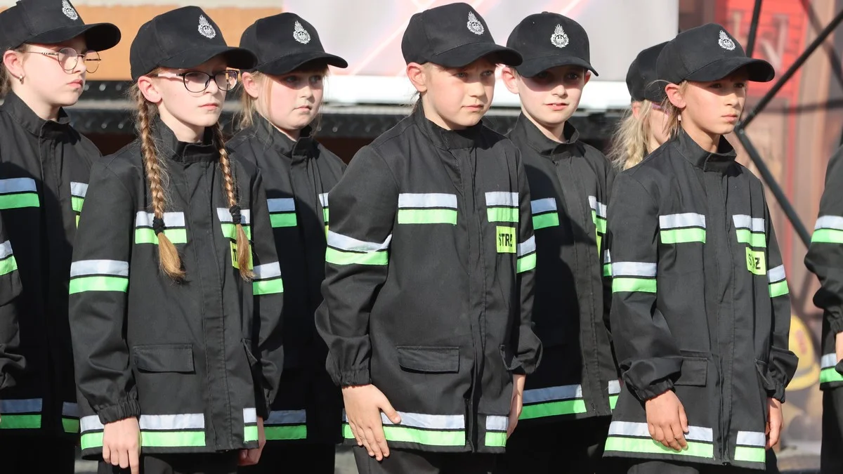 Gratulacje, odznaczenia i ślubowanie adeptów pożarnictwa. Capstrzyk strażacki w Sobiałkowie [ZDJĘCIA] - Zdjęcie główne