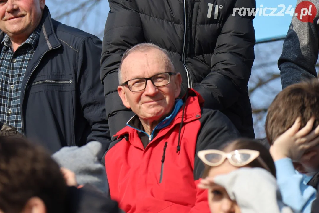 Kibice Kolejarza Rawicz podczas inauguracji sezonu w Rawiczu.