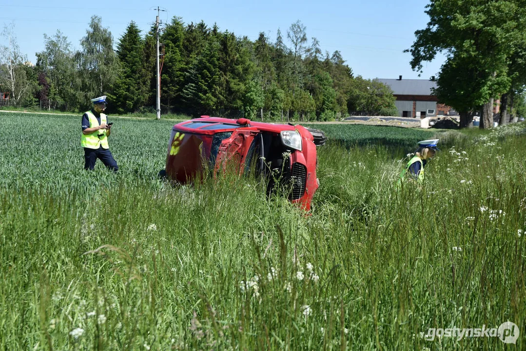 Kolizja na drodze powiatowej w Lipiu (gm. Piaski). Przewrócony samochód w polu