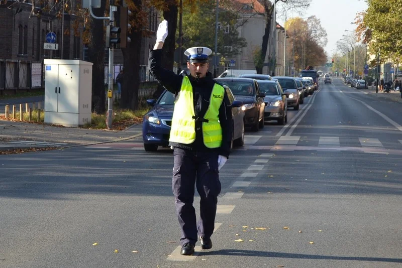 Policjant kieruje ruchem. Jak się zachować?