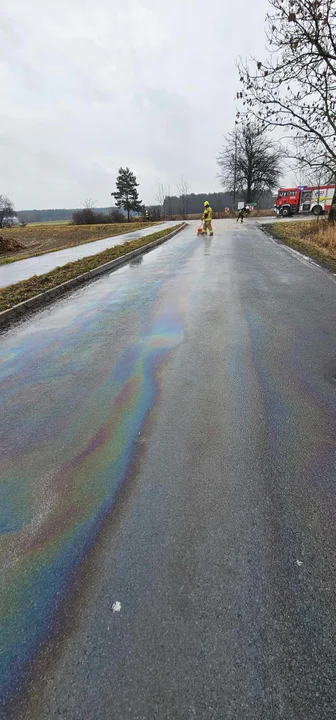 Powiat krotoszyński. Niebezpieczna substancja na drodze