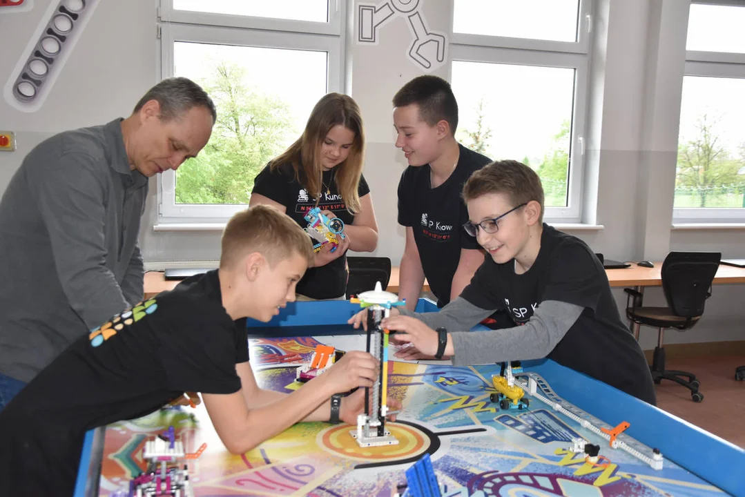 LEGOmaniacy - drużyna ze Szkoły Podstawowej w Kunowie z nagrodami z regionalnego oraz ogólnopolskiego turnieju FIRST LEGO LEAGUE