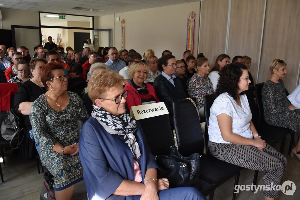 Wystawa prac plastycznych Znane-Nieznane. Stowarzyszenie Nie Sami Krobia