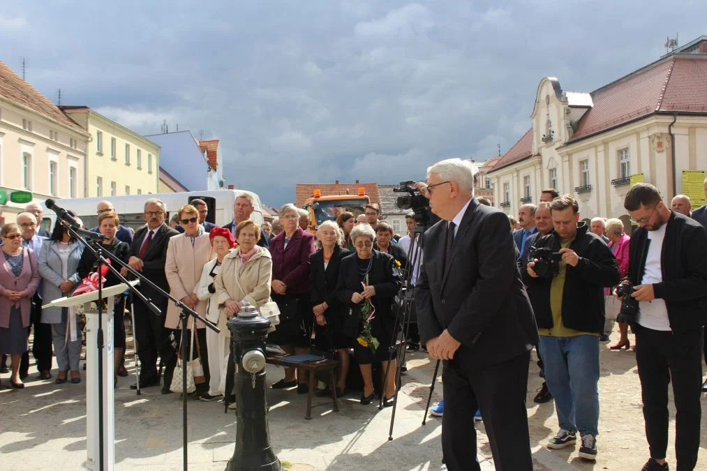 Jarocin. Odsłonięcie tablicy poświęconej kolporterom gazety konspiracyjnej "Dla Ciebie, Polsko" i koncert patriotyczny w JOK-u