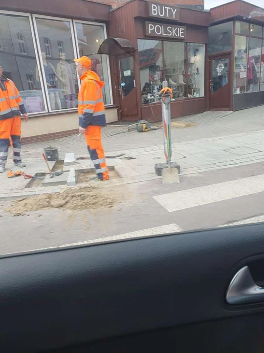 Ciężarówki rozjeżdżają nowe uliczki w centrum Jarocina (ul. Wolności)