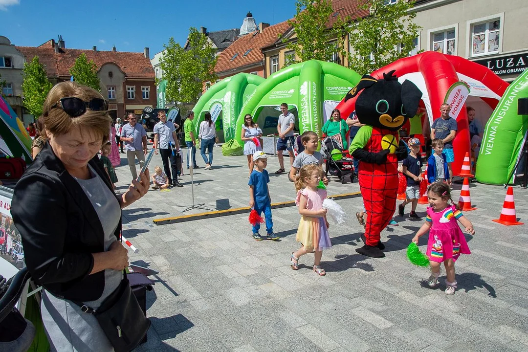 Rodzinny piknik na jarocińskim rynku. Strefę Bezpieczeństwa Compensy wygrali uczniowie z Mieszkowa [ZDJĘCIA] - Zdjęcie główne