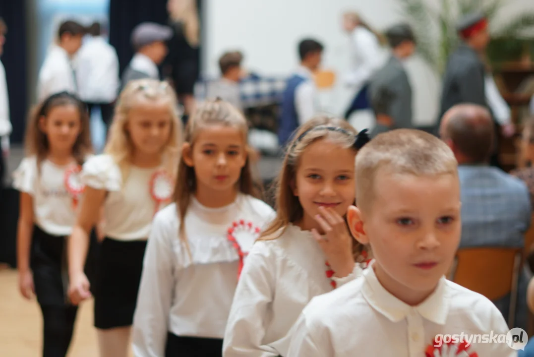 Patriotycznie w Szkole Podstawowej z Oddziałami Integracyjnymi im. M. Kopernika w Piaskach