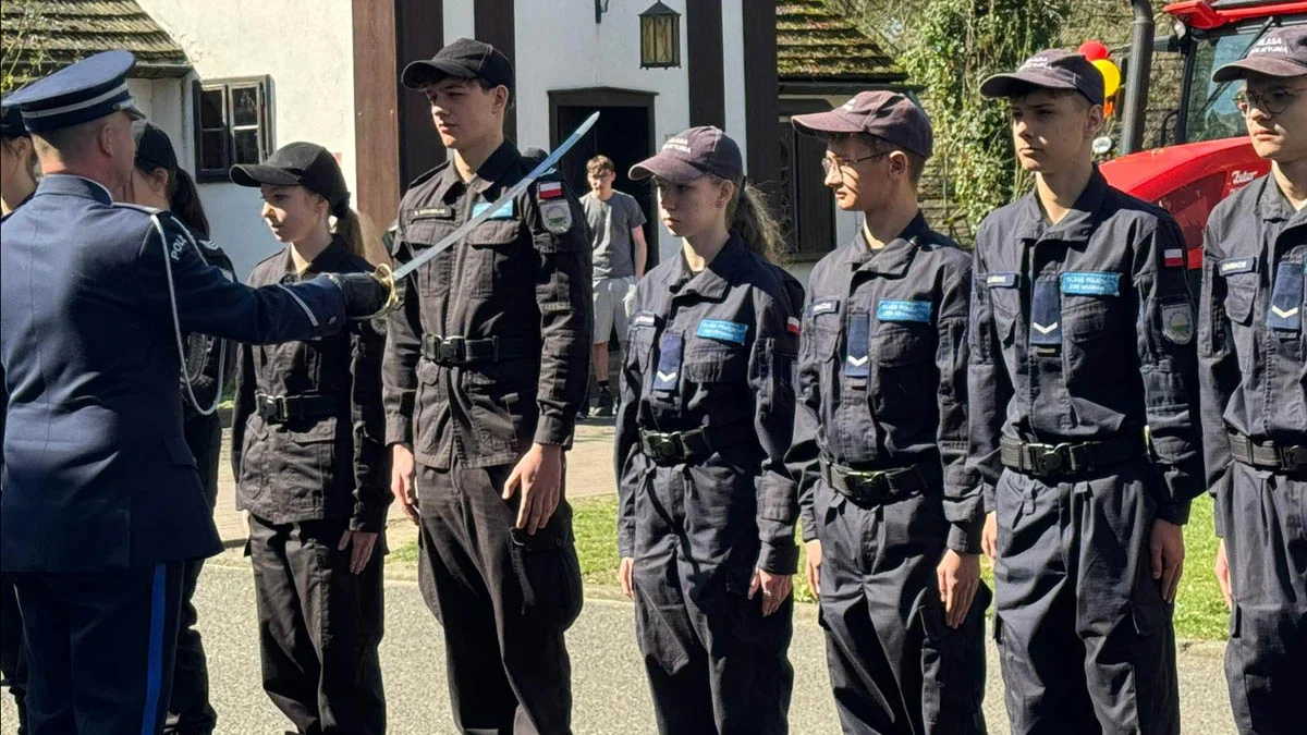 Drzwi Otwarte w Zespole Szkół Rolniczych w Grabonogu. Wręczono awanse zawodowe w klasie policyjnej