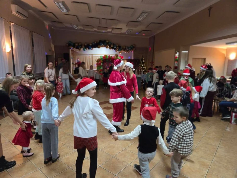 Nawet Grinch nie zepsuł mikołajek w Goli. Dzieci poradziły sobie z niegrzecznym zielonym stworem - Zdjęcie główne