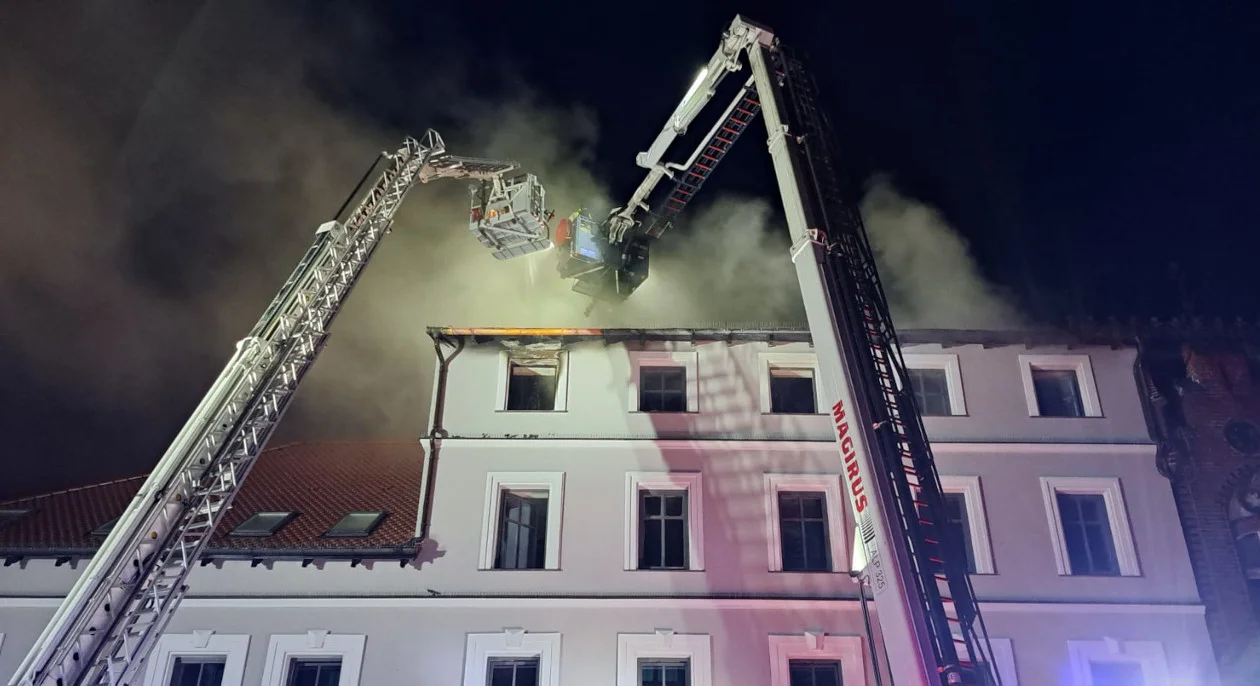 Płonął hotel w centrum Śremu. Pożar wybuchł w nocy [ZDJĘCIA] - Zdjęcie główne