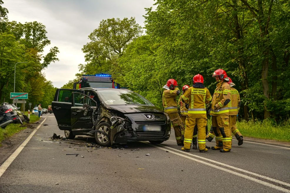 Zderzenie na DK 11 między Jarocinem a Witaszyczkami. Samochodami podróżowało pięć osób