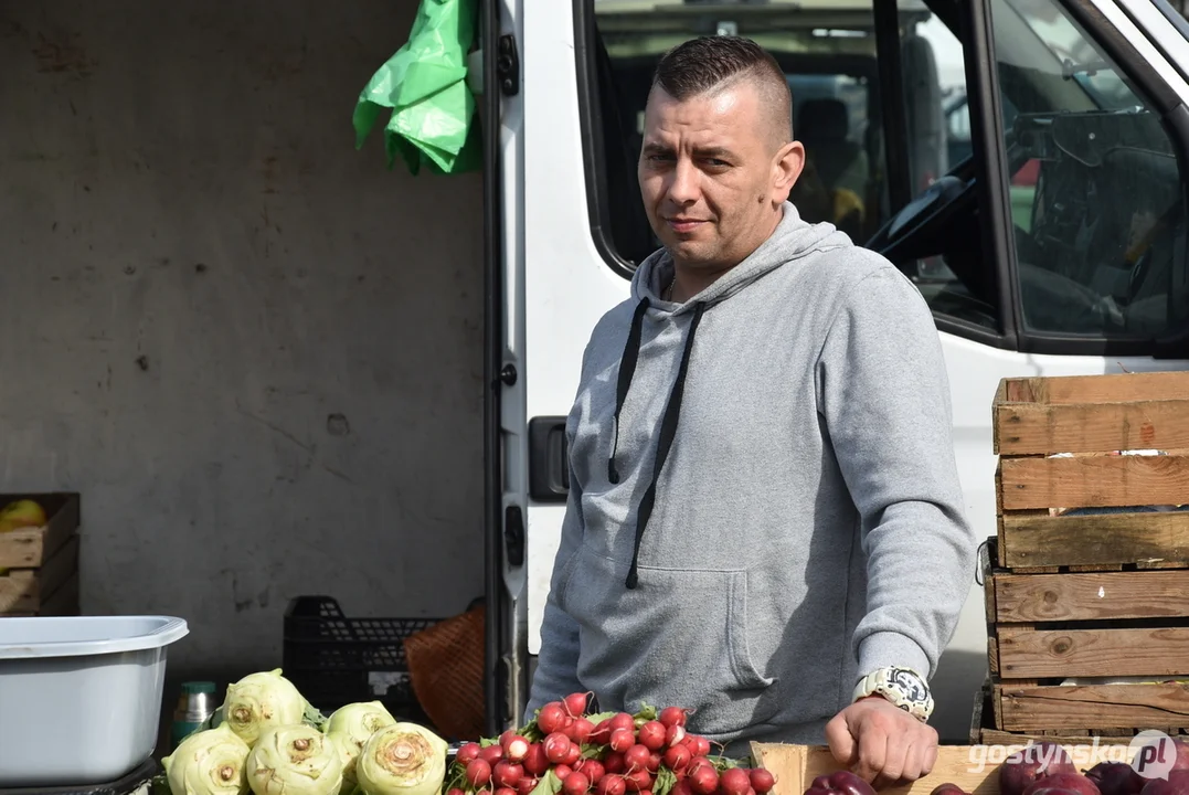 Ceny warzyw i owoców na targowisku w Gostyniu w marcu 2023 roku